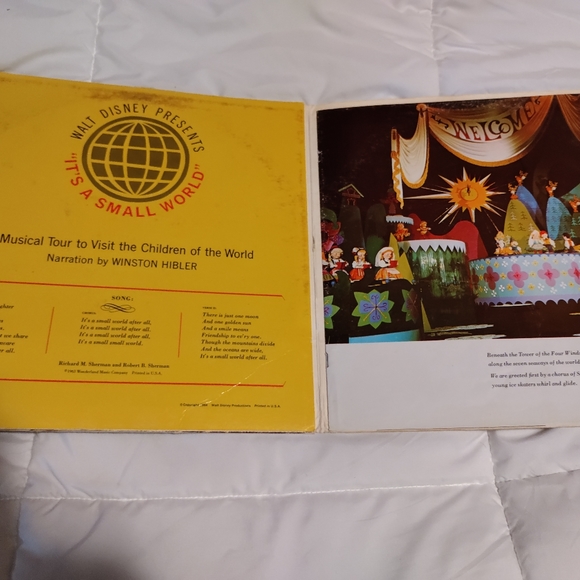 Walt Disney "It's a small world" vinyl and storybook. - Picture 6 of 6